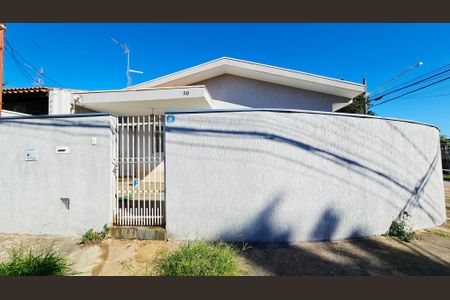 Casa à venda com 169m², 3 quartos e 3 vagasFachada