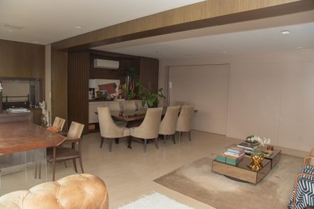 Apartamento para alugar com 214m², 4 quartos e 4 vagas Apartamento para alugar com 214m², 4 quartos e 4 vagasSala