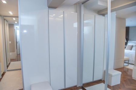 Apartamento para alugar com 214m², 4 quartos e 4 vagas Apartamento para alugar com 214m², 4 quartos e 4 vagasCloset Suíte 1