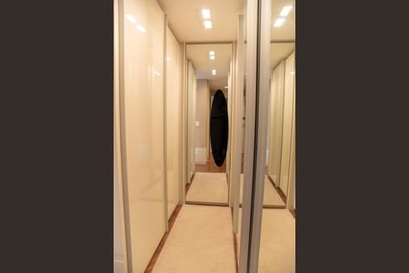 Apartamento para alugar com 214m², 4 quartos e 4 vagas Apartamento para alugar com 214m², 4 quartos e 4 vagasCloset Suíte 1