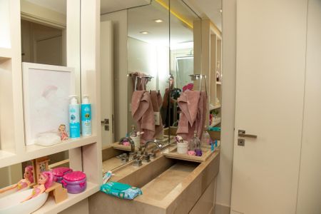 Apartamento para alugar com 214m², 4 quartos e 4 vagas Apartamento para alugar com 214m², 4 quartos e 4 vagasBanheiro Suíte 2