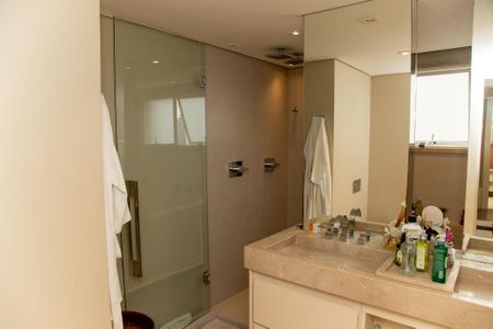 Apartamento para alugar com 214m², 4 quartos e 4 vagas Apartamento para alugar com 214m², 4 quartos e 4 vagasBanheiro Suíte 1