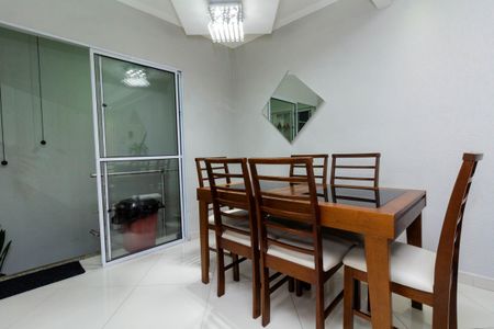 Casa de condomínio à venda com 130m², 3 quartos e 2 vagasSala