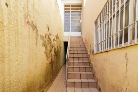 Casa à venda com 182m², 3 quartos e 2 vagasEscada de acesso ao piso superior e ao porão