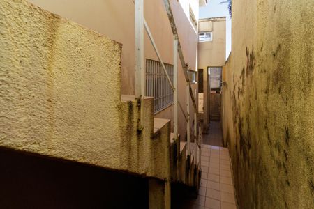 Casa à venda com 182m², 3 quartos e 2 vagasEscada de acesso