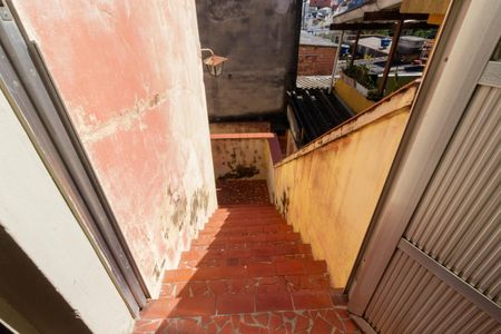 Casa à venda com 182m², 3 quartos e 2 vagasEscada de acesso piso inferior