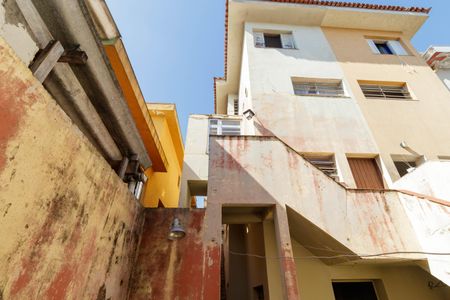 Casa à venda com 182m², 3 quartos e 2 vagasÁrea externa e escada de acesso ao piso superior