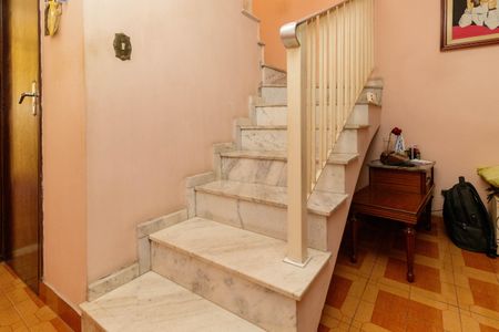 Casa à venda com 182m², 3 quartos e 2 vagasEscada de acesso