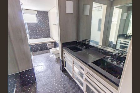 Apartamento à venda com 320m², 4 quartos e 4 vagasBanheiro da Suíte 3