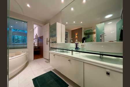 Apartamento à venda com 287m², 4 quartos e 2 vagasBanheiro da Suíte 2