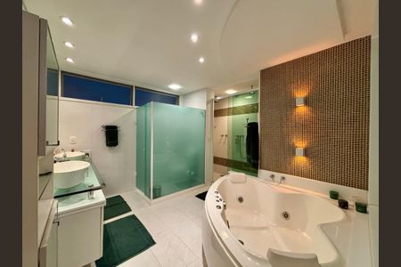 Apartamento à venda com 287m², 4 quartos e 2 vagasBanheiro da Suíte 2