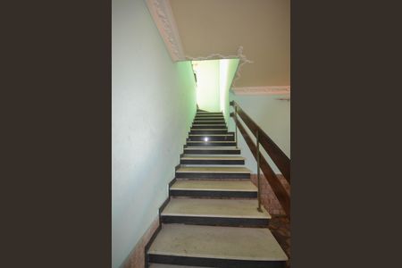 Casa para alugar com 420m², 4 quartos e 2 vagas Casa para alugar com 420m², 4 quartos e 2 vagasEscada