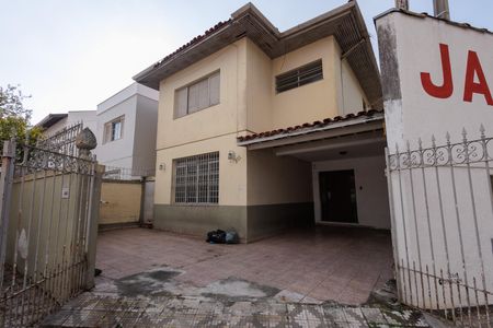Casa para alugar com 240m², 3 quartos e 3 vagas Casa para alugar com 240m², 3 quartos e 3 vagasFachada