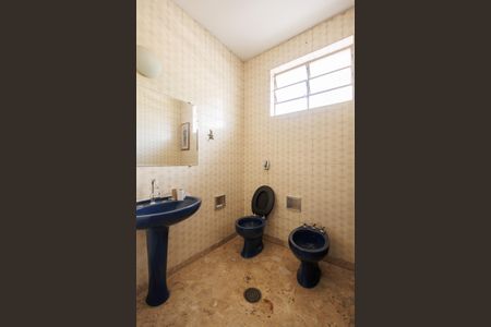 Casa para alugar com 240m², 3 quartos e 3 vagas Casa para alugar com 240m², 3 quartos e 3 vagasBanheiro Corredor