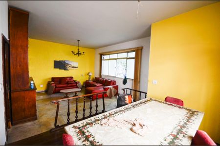 Casa à venda com 280m², 4 quartos e 8 vagasSala