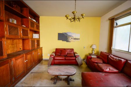 Casa à venda com 280m², 4 quartos e 8 vagasSala