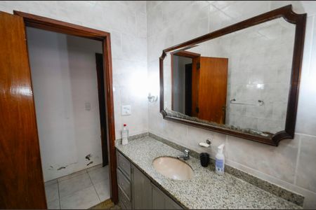 Casa à venda com 280m², 4 quartos e 8 vagasBanheiro Social