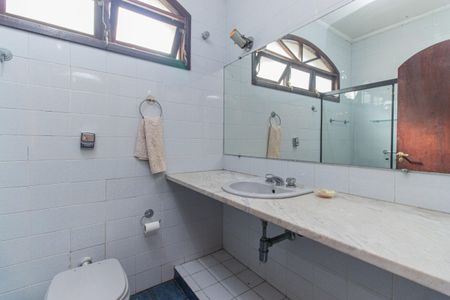 Casa à venda com 245m², 3 quartos e 4 vagasBanheiro da Suíte 1