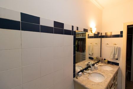 Casa de condomínio à venda com 300m², 4 quartos e 5 vagas Casa de condomínio à venda com 300m², 4 quartos e 5 vagasBanheiro da Suíte 1