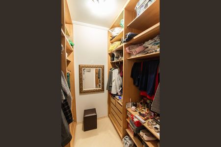 Casa à venda com 375m², 4 quartos e 6 vagasSuíte 1 - Closet