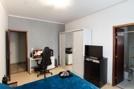 Casa à venda com 375m², 4 quartos e 6 vagasSuíte 2