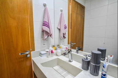 Apartamento à venda com 80m², 3 quartos e 2 vagas Apartamento à venda com 80m², 3 quartos e 2 vagasBanheiro Corredor