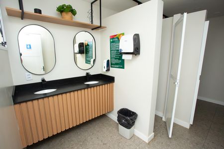 Casa de condomínio para alugar com 133m², 2 quartos e 2 vagas Casa de condomínio para alugar com 133m², 2 quartos e 2 vagasBanheiro Masculino do salão de festas