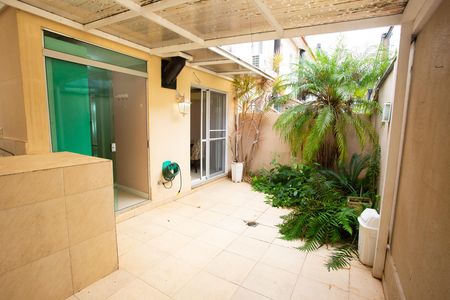 Casa de condomínio para alugar com 133m², 2 quartos e 2 vagas Casa de condomínio para alugar com 133m², 2 quartos e 2 vagasVaranda + Jardim