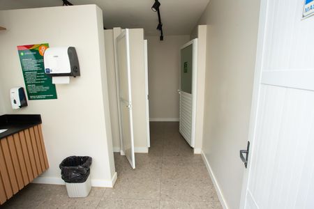 Casa de condomínio para alugar com 133m², 2 quartos e 2 vagas Casa de condomínio para alugar com 133m², 2 quartos e 2 vagasBanheiro Masculino do salão de festas