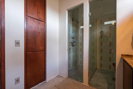 Casa à venda com 380m², 4 quartos e 4 vagasBanheiro da Suíte 1