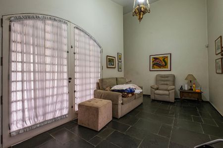 Casa à venda com 380m², 4 quartos e 4 vagasSala de TV