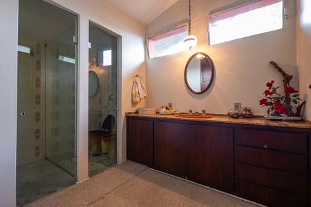 Casa à venda com 380m², 4 quartos e 4 vagasBanheiro da Suíte 1