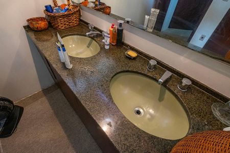 Casa à venda com 380m², 4 quartos e 4 vagasBanheiro da Suíte 2