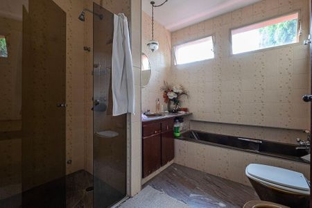 Casa à venda com 380m², 4 quartos e 4 vagasBanheiro Social