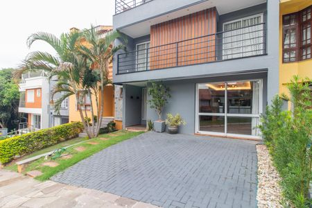 Casa de condomínio para alugar com 300m², 3 quartos e 2 vagasFachada