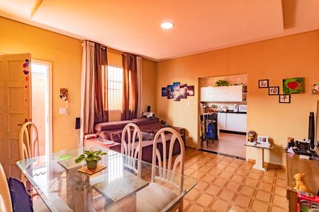 Casa à venda com 190m², 3 quartos e 2 vagasSala