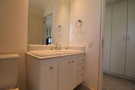 Apartamento para alugar com 296m², 3 quartos e 4 vagasBanheiro Quarto 3 suíte