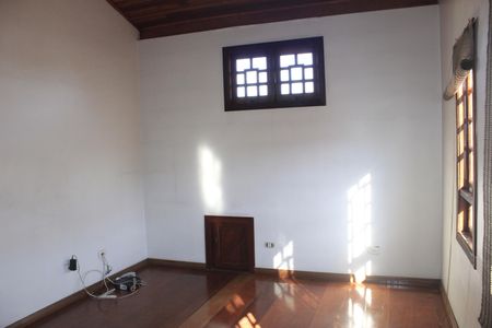 Casa à venda com 213m², 3 quartos e 4 vagasSótão