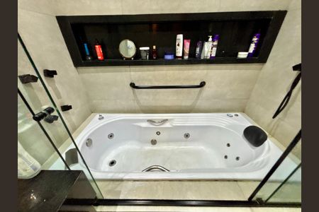 Apartamento à venda com 144m², 4 quartos e 1 vaga Apartamento à venda com 144m², 4 quartos e 1 vagaBanheiro social 1