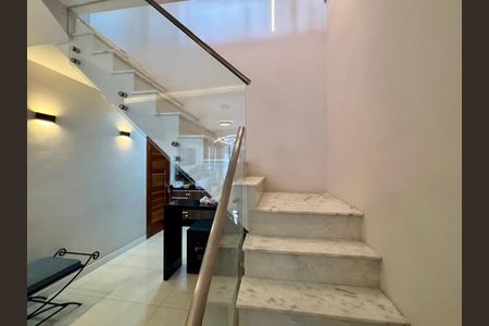 Apartamento à venda com 144m², 4 quartos e 1 vaga Apartamento à venda com 144m², 4 quartos e 1 vagaEscada