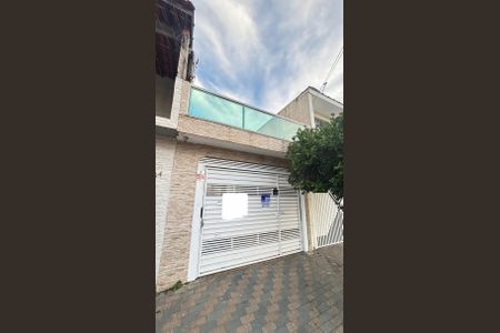 Casa à venda com 210m², 3 quartos e 1 vaga Casa à venda com 210m², 3 quartos e 1 vagaFachada