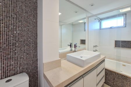 Apartamento para alugar com 175m², 4 quartos e 2 vagasBanheiro do Quarto 1