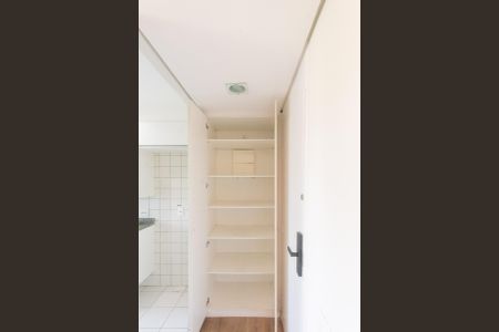 Apartamento à venda com 50m², 2 quartos e 1 vaga Apartamento à venda com 50m², 2 quartos e 1 vagaCorredor- Armário 2