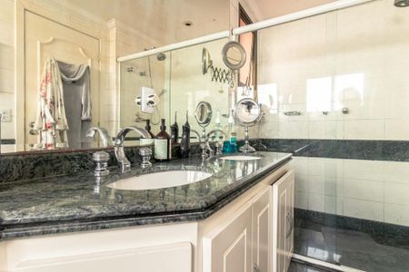 Apartamento para alugar com 225m², 3 quartos e 4 vagasBanheiro da Suíte 1