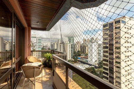 Apartamento para alugar com 225m², 3 quartos e 4 vagasVaranda