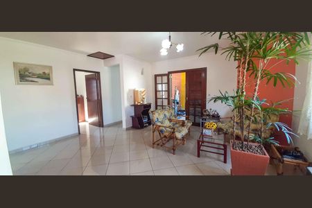 Casa à venda com 320m², 4 quartos e 6 vagas Casa à venda com 320m², 4 quartos e 6 vagasSala de Estar