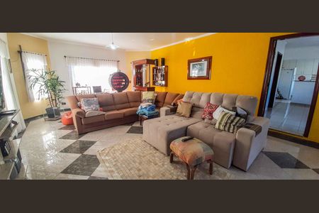 Casa à venda com 320m², 4 quartos e 6 vagas Casa à venda com 320m², 4 quartos e 6 vagasSala