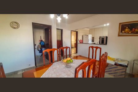 Casa à venda com 320m², 4 quartos e 6 vagas Casa à venda com 320m², 4 quartos e 6 vagasCopa