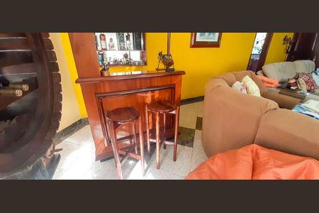 Casa à venda com 320m², 4 quartos e 6 vagas Casa à venda com 320m², 4 quartos e 6 vagasSala