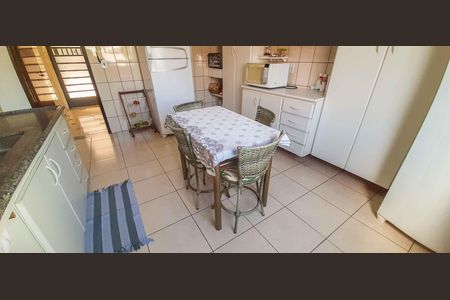 Casa à venda com 320m², 4 quartos e 6 vagas Casa à venda com 320m², 4 quartos e 6 vagasCozinha